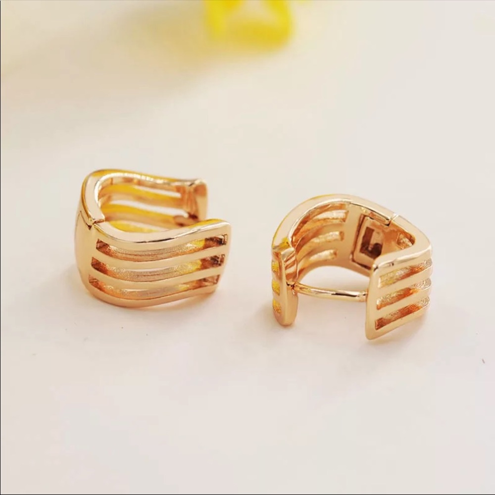 New 18K Gold Plated Small Curve Hoop Earrings - Picture 4 of 6